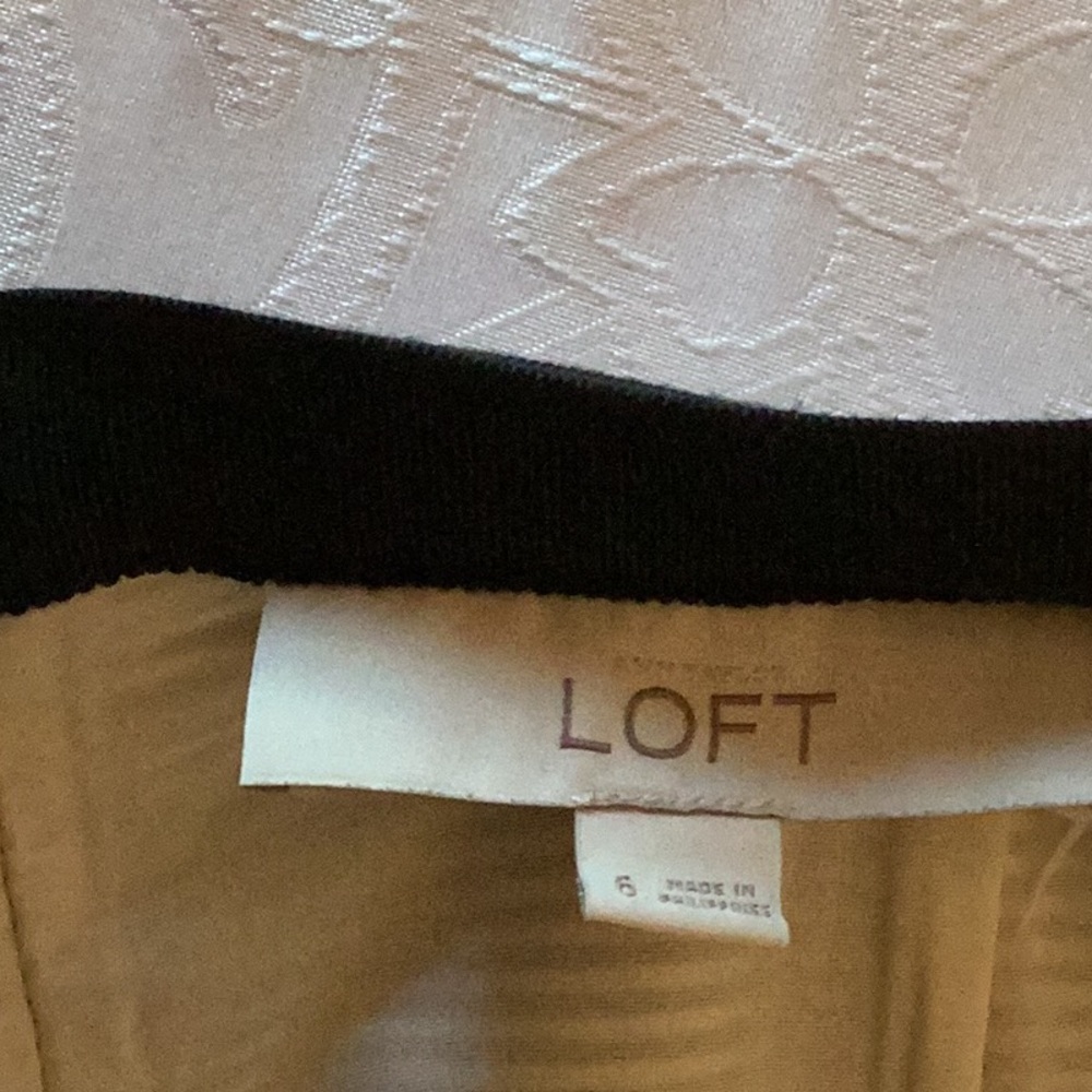LOFT Seersucker Skirt Suit, blazer size 8, skirt size 6. - Picture 7 of 7